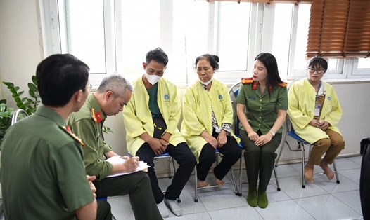 Công an tỉnh Phú Thọ thăm hỏi thân nhân nam sinh lớp 8 tại Bệnh viện Đa khoa tỉnh Phú Thọ. Ảnh: Công an tỉnh Phú Thọ.