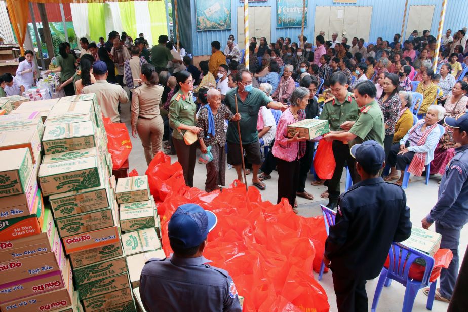 Sau khi được khám bệnh, tư vấn sức khỏe và cấp thuốc miễn phí, 600 người dân đang sinh sống tại Vương quốc Campuchia còn được đoàn công tác Công an tỉnh An Giang tặng quà. Ảnh: Nghiêm Túc