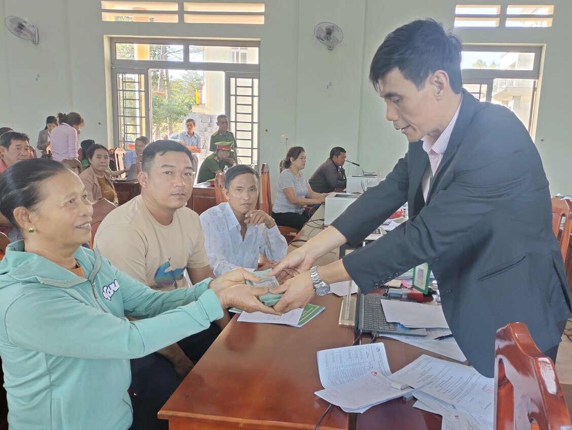 Ngân hàng Chính sách xã hội ở Đắk Nông tiến hành giải ngân nguồn vốn ưu đãi cho người dân phát triển kinh tế. Ảnh: Bảo Lâm