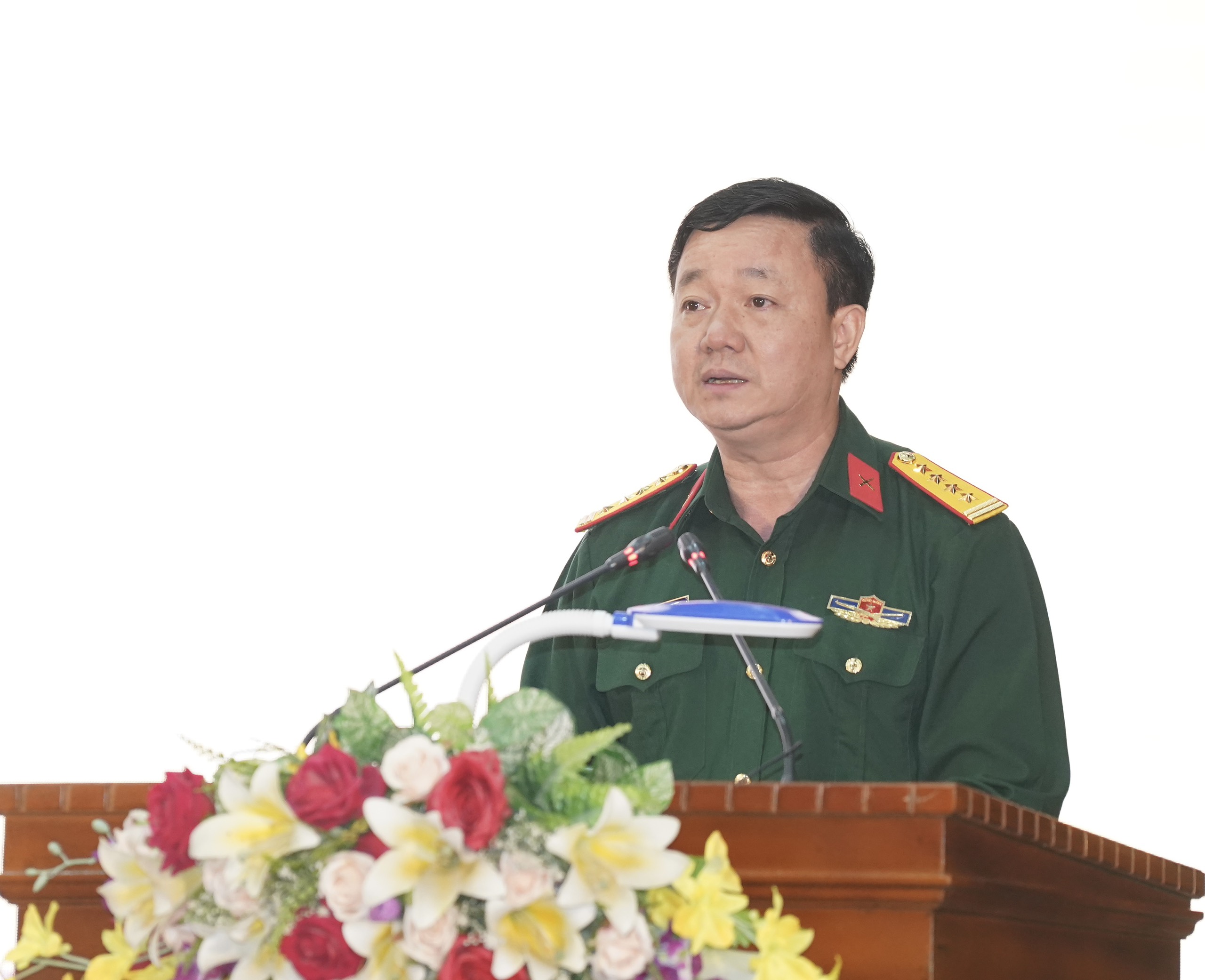 Đại tá, Tiến sĩ Nguyễn Văn Trường - Chủ nhiệm Khoa Lịch sử Đảng (Học viện Chính trị, Bộ Quốc phòng), tham luận tại hội thảo. Ảnh: T.Vương

