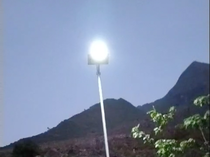Thông tin từ Đồn Biên phòng Xuân Trường, đợt này, có 65 bóng đèn sử dụng năng lượng mặt trời được lắp đặt, trong đó có 23 bóng đèn trong nhà cho 23 hộ dân trong xóm với tổng giá trị trên 120 triệu đồng.