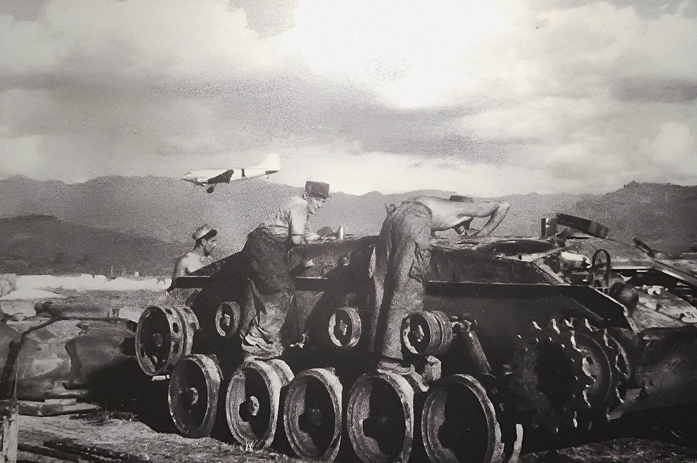 Sau Chiến thắng Điện Biên Phủ 1954, Quân đội Việt Nam đã tiếp quản sân bay Mường Thanh và 4 năm sau đó (1958) dịch vụ vận tải hàng không dân dụng chính thức được mở và do quân đội đảm nhiệm. Ảnh: Bảo tàng Chiến thắng lịch sử Điện Biên Phủ