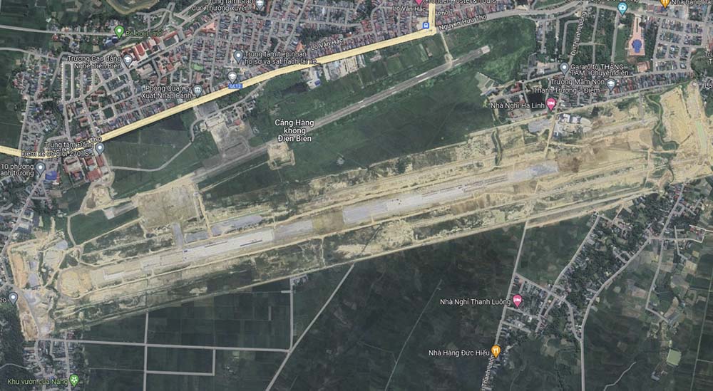 Sân bay Mường Thanh nằm ở vị trí trung tâm của lòng chảo Mường Thanh, cách các ngọn núi cao từ 10-12km. Sân bay có chiều dài 2.000m, chiều rộng 50m, khu vực cất và hạ cánh rộng 25m và dài 120m đảm bảo thuận lợi cho việc lên, xuống.