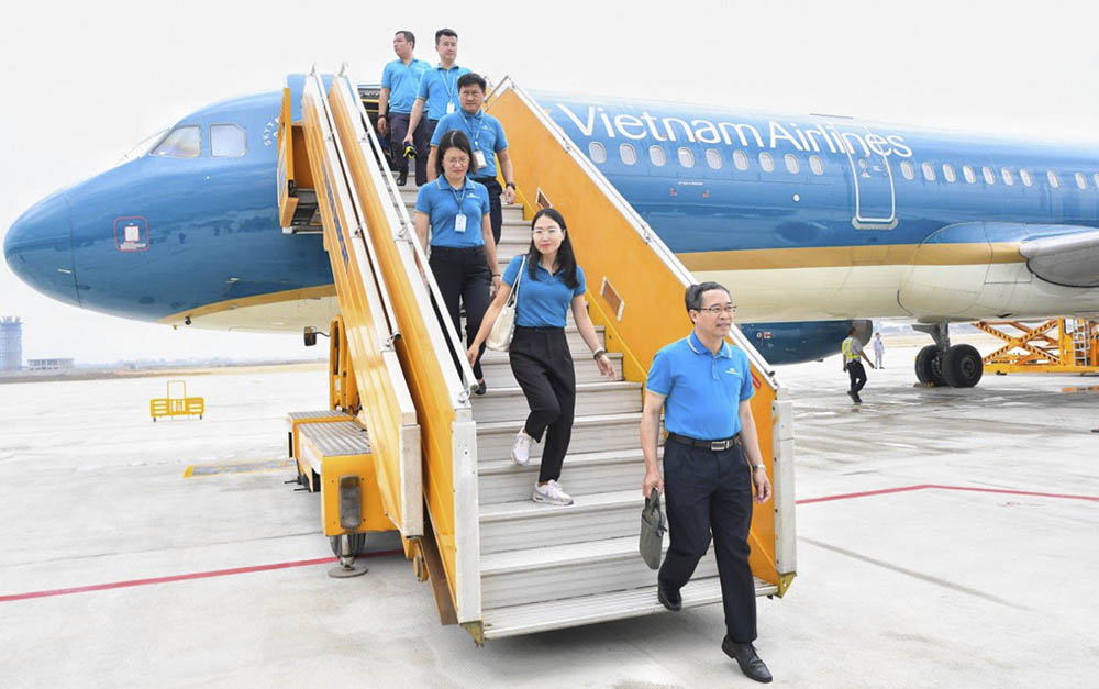 Hiện nay, tại Sân bay Điện Biên đang có các hãng hàng không Vietnam Airlines, Vietjet Air khai thác các chuyến bay từ Hà Nội và TPHCM về Điện Biên và ngược lại.