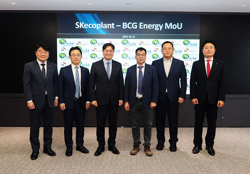 Sau lễ ký kết, hai doanh nghiệp năng lượng tái tạo hàng đầu tại Hàn Quốc và Việt Nam là SK Ecoplant và BCG Energy sẽ cùng phát triển hơn 700 MW điện mặt trời và điện gió. Ảnh: Bảo Bảo