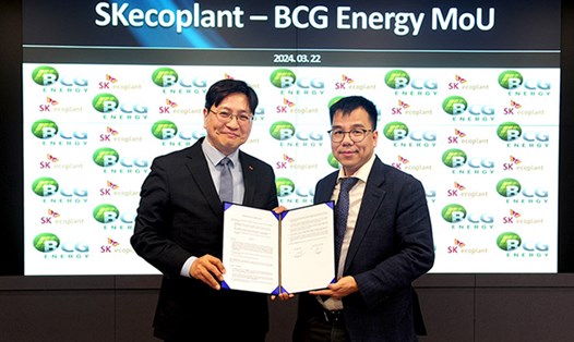 Ông Kim Jeong-hoon, Giám đốc điều hành Bộ phận Kinh doanh Giải pháp Nhà máy SK Ecoplant và ông Phạm Minh Tuấn, Phó Chủ tịch điều hành thứ 1 của Tập đoàn Bamboo Capital kiêm Tổng Giám đốc BCG Energy ký kết thỏa thuận hợp tác vào ngày 22.3.2024 tại Seoul. Ảnh: Doanh nghiệp cung cấp