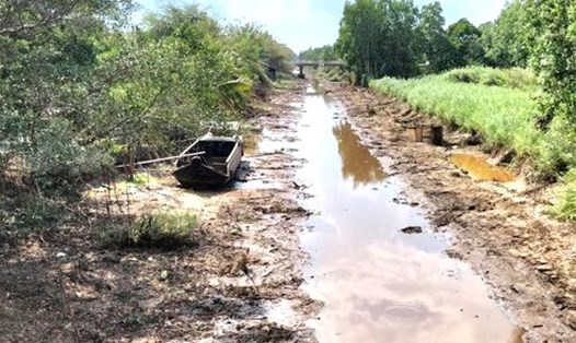 Nhiều tuyến kênh nội đồng tại Cà Mau đã khô kiệt nước. Ảnh: Nhật Hồ
