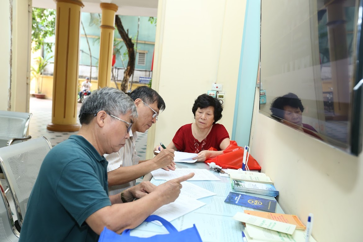 Cử tri nhiều địa phương kiến nghị liên quan tới chế độ bố trí chức danh đội ngũ cán bộ văn phòng cấp ủy cấp xã. Ảnh minh họa: Hải Nguyễn