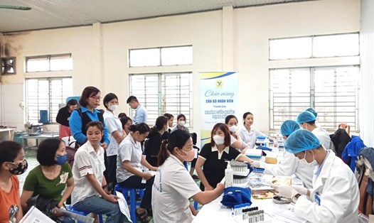 200 nữ công nhân lao động ngành Dệt may Hà Nội được khám sức khỏe miễn phí do Công đoàn ngành phối hợp tổ chức. Ảnh: CĐCS