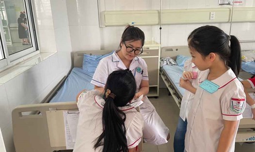 Sức khỏe các em học sinh trường Tiểu học Quang Hanh, TP.Cẩm Phả nghi ngộ độc thực phẩm đều đã ổn định. Ảnh: Thu Phương