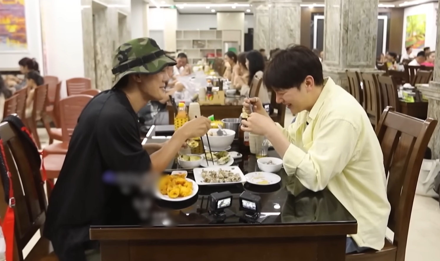 Hai nam MC Hàn Quốc tỏ ra bất ngờ và thích thú trước các món hải sản tại Việt Nam. Ảnh: Chụp màn hình