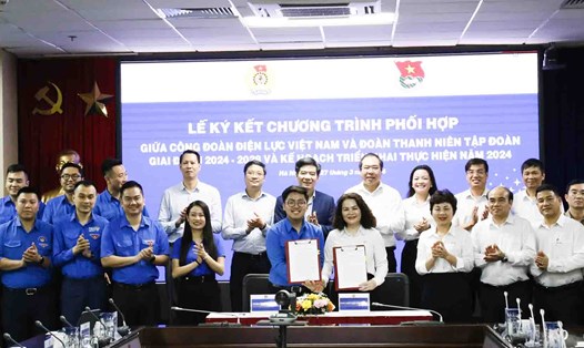 Đại diện Công đoàn Điện lực Việt Nam và Đoàn Thanh niên EVN ký kết chương trình hợp tác. Ảnh: Cường Đắc
