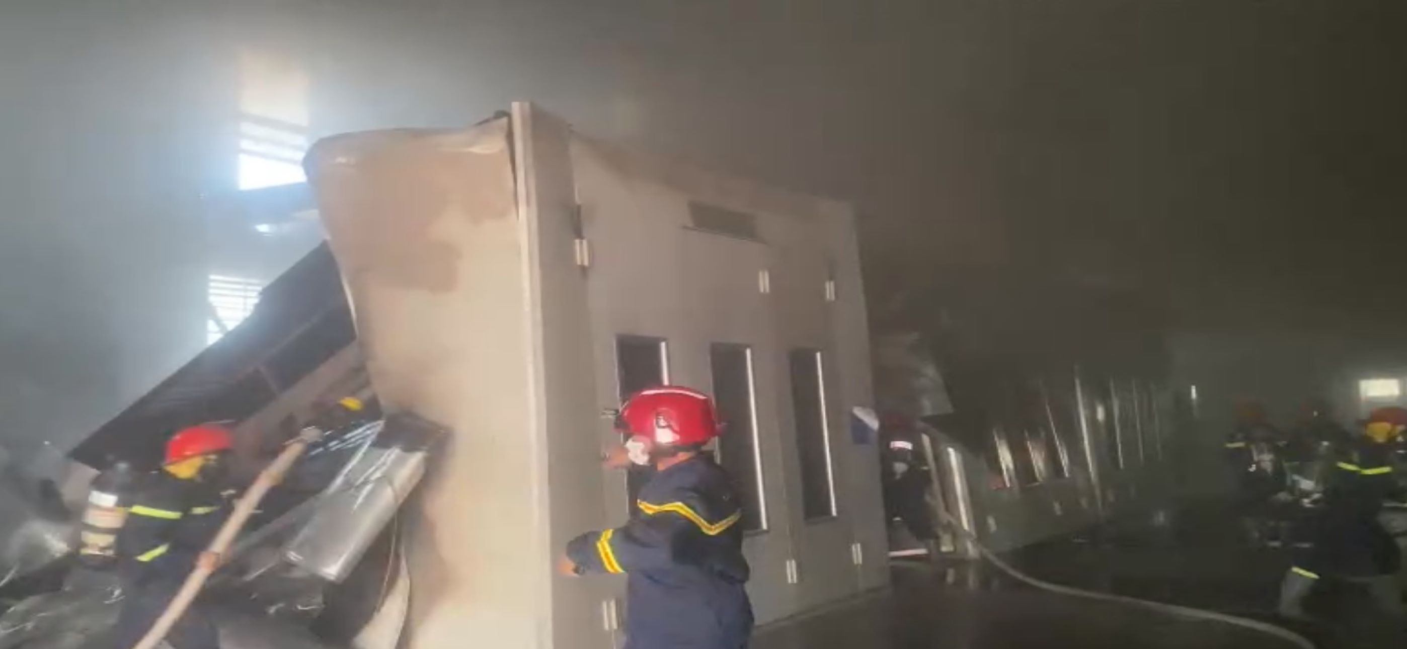 Lực lượng PCCC mang mặt nạ chống độc vào bên trong để chữa cháy. Ảnh: Duy Tuấn