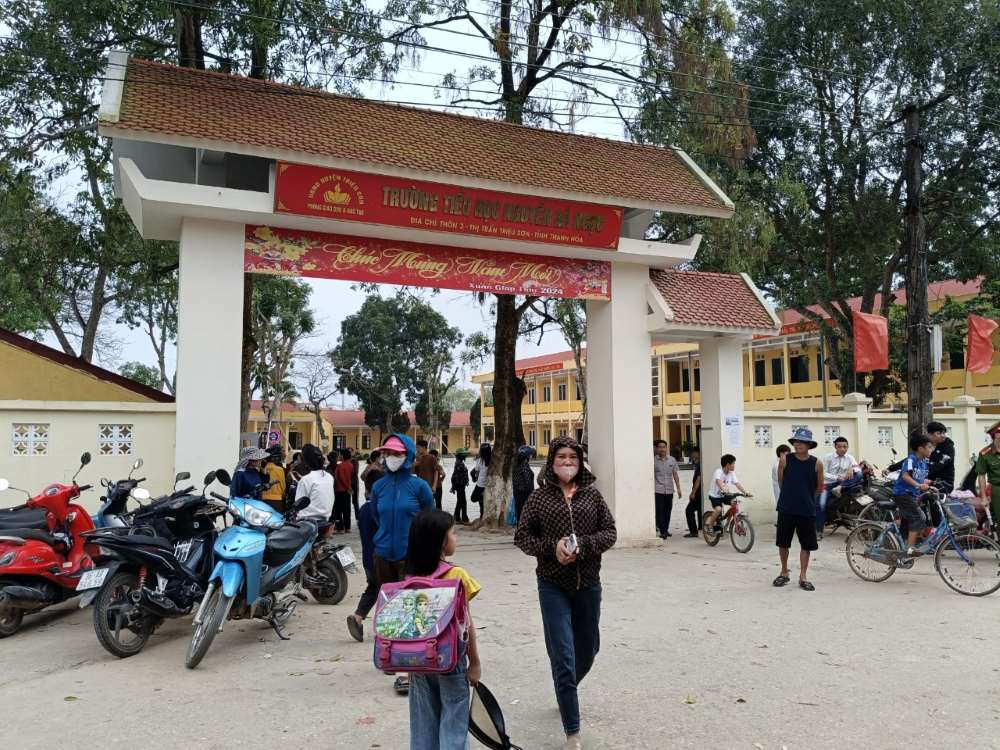 Rất đông phụ huynh tập trung đến khu vực cổng Trường tiểu học Nguyễn Bá Ngọc trong chiều ngày 27.3. Ảnh: Quách Du