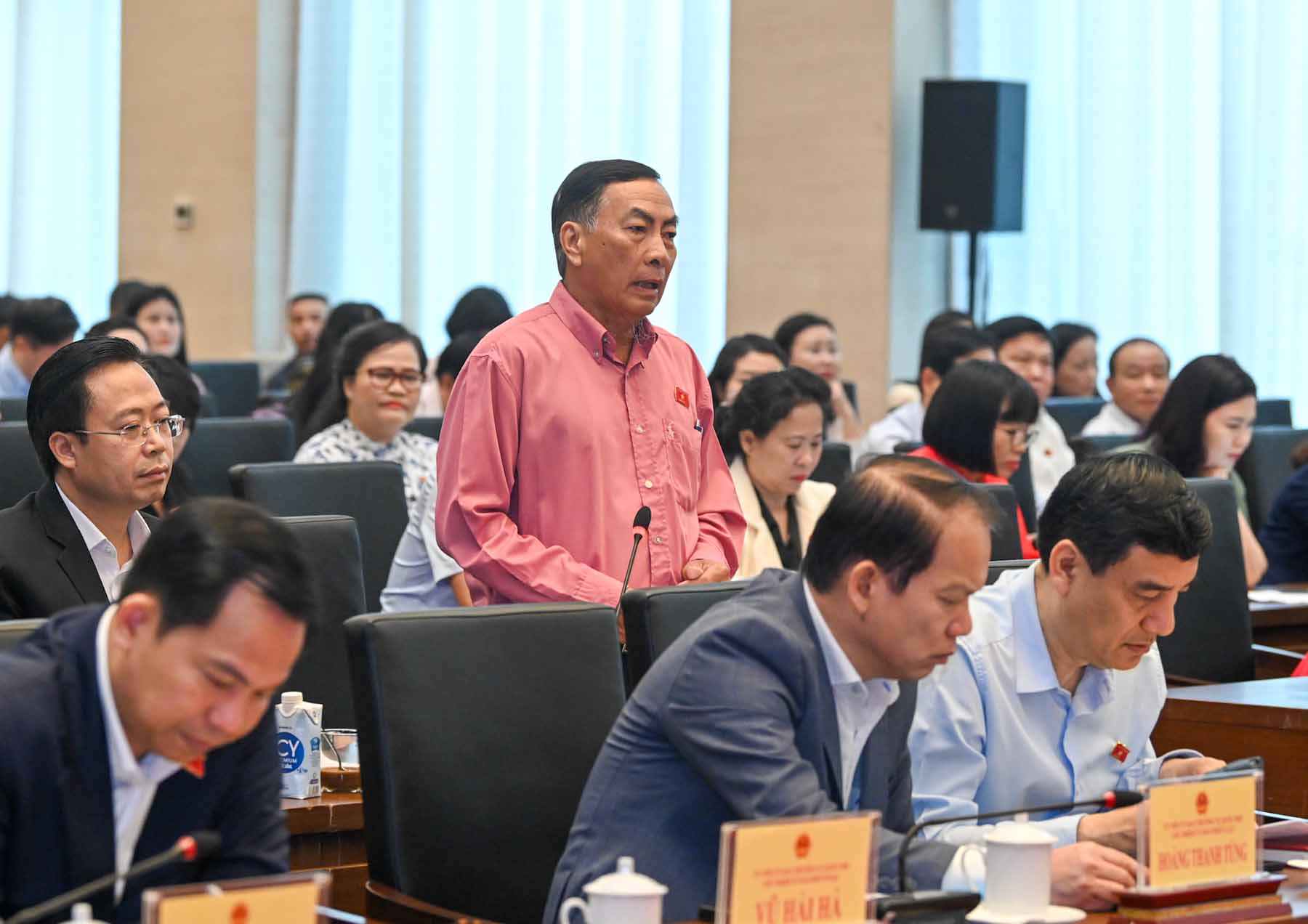 Đại biểu Quốc hội Phạm Văn Hòa – Đoàn ĐBQH tỉnh Đồng Tháp phát biểu. Ảnh: Phạm Đông