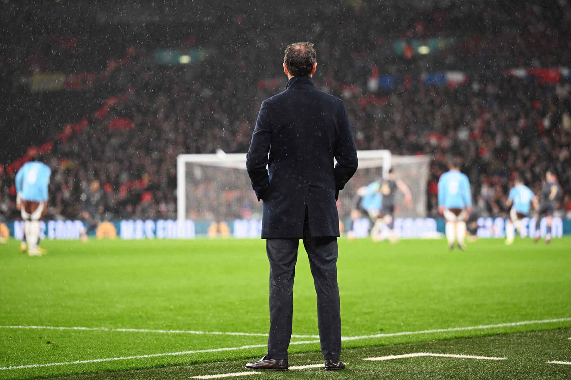 Gareth Southgate dưới cơn mưa nặng hạt trong trận giao hữu giữa Anh và Bỉ. Ảnh: FA