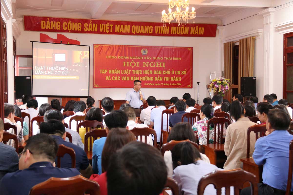 Tiến sỹ Cao Minh Công truyền đạt các nội dung tại buổi tập huấn do Công đoàn ngành Xây dựng tỉnh Thái Bình tổ chức. Ảnh: Bá Mạnh.