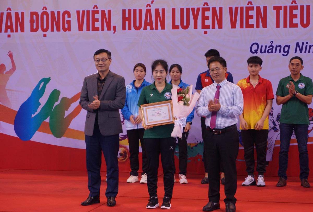 Hội nhà báo Việt Nam tỉnh Quảng Ninh trao giấy khen cho các vận động viên, huấn luyện viên. Ảnh: Đoàn Hưng