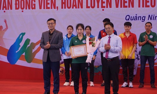 Hội nhà báo Việt Nam tỉnh Quảng Ninh trao giấy khen cho các vận động viên, huấn luyện viên. Ảnh: Đoàn Hưng