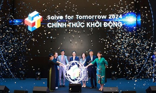 Các đại biểu nhấn nút khởi động cuộc thi “Solve for Tomorrow 2024”. Ảnh: Samsung Việt Nam.
