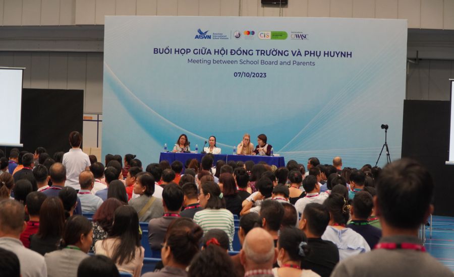 Một buổi họp giữa phụ huynh và Hội đồng Trường Quốc tế Mỹ Việt Nam hồi tháng 10.2023 sau khi trường xảy ra lùm xùm về vấn đề tài chính.Ảnh:  Chân Phúc