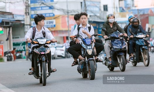 Nhiều học sinh không đội mũ bảo hiểm khi điều khiển xe máy điện, xe gắn máy. Ảnh: Hà Phương
