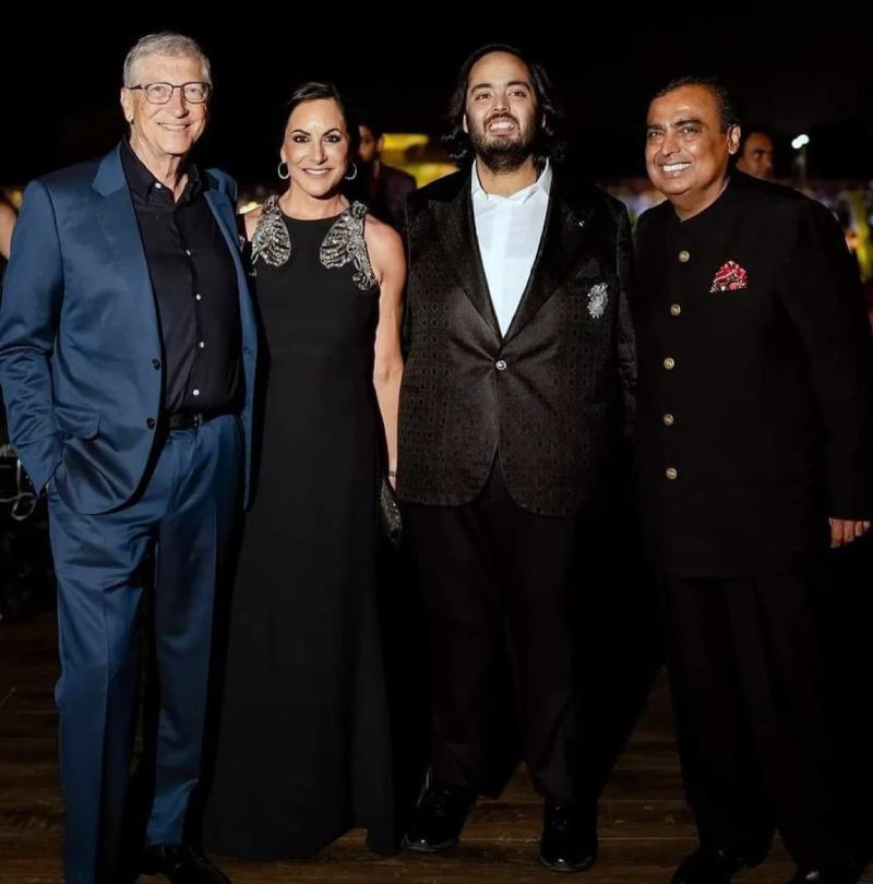 Tỉ phú Mukesh Ambani (phải) và con trai Anant Ambani cùng Bill Gates (trái) và bạn gái Paula Hurd trong tiệc trước đám cưới của Anant Ambani. Ảnh: AP