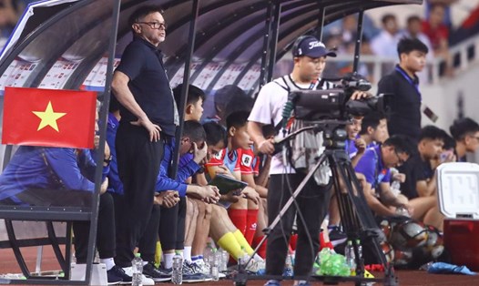Mang đến triết lý mới, nhưng cách thực hiện của Huấn luyện viên Troussier không phù hợp với thực tế của bóng đá Việt Nam hiện tại. Ảnh: Minh Dân