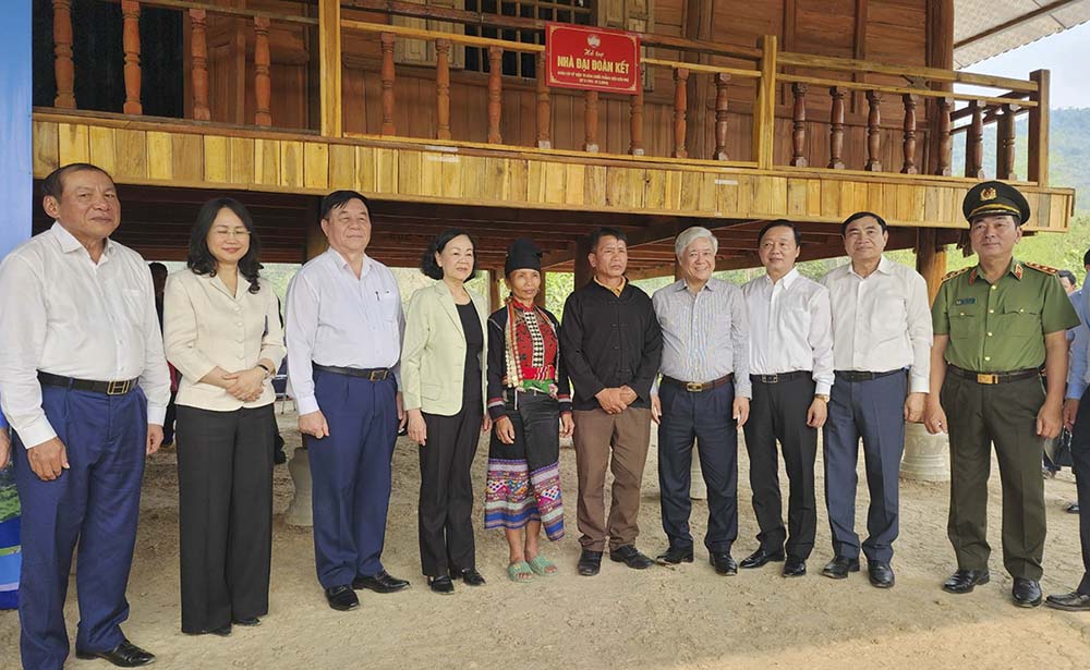 Thường trực Ban Bí thư Trương Thị Mai và đoàn công tác cùng lãnh đạo tỉnh Điện Biên trao nhà Đại đoàn kết cho một số gia đình hộ được hỗ trợ làm nhà theo Đề án 09. Ảnh: Thắng Lợi