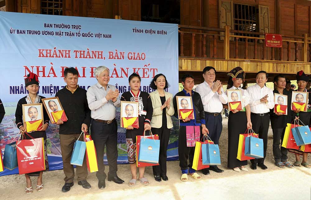 Thường trực Ban Bí thư và đoàn công tác tặng quà cho một số hộ nghèo tại Điện Biên. Ảnh: Thắng Lợi