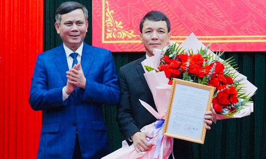 Chủ tịch UBND tỉnh Quảng Bình trao quyết định cho ông Nguyễn Hoài Nam (bên phải). Ảnh: Tâm Huyền