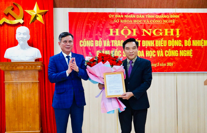 Ông Nguyễn Trần Quang (bên phải) nhận quyết định GĐ Sở KHCN tỉnh Quảng Bình. Ảnh: Tâm Huyền