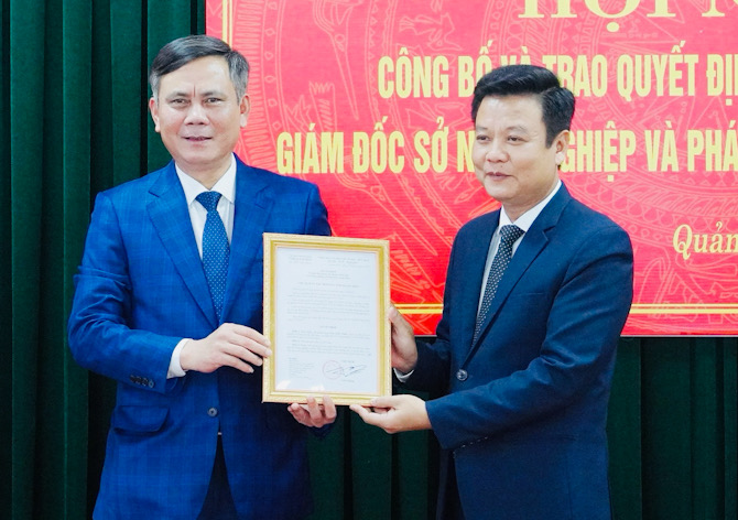 Ông Trần Quốc Tuấn (bên phải) nhận quyết định GĐ Sở NN-PTNT tỉnh Quảng Bình. Ảnh: Tâm Huyền