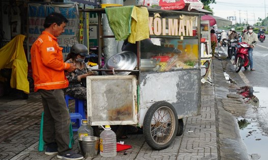 Việc buôn bán của các tiểu thương kinh doanh nhỏ lẻ gần KCN Trà Nóc (TP Cần Thơ) được cải thiện nhờ công nhân có việc làm. Ảnh: Mỹ Ly