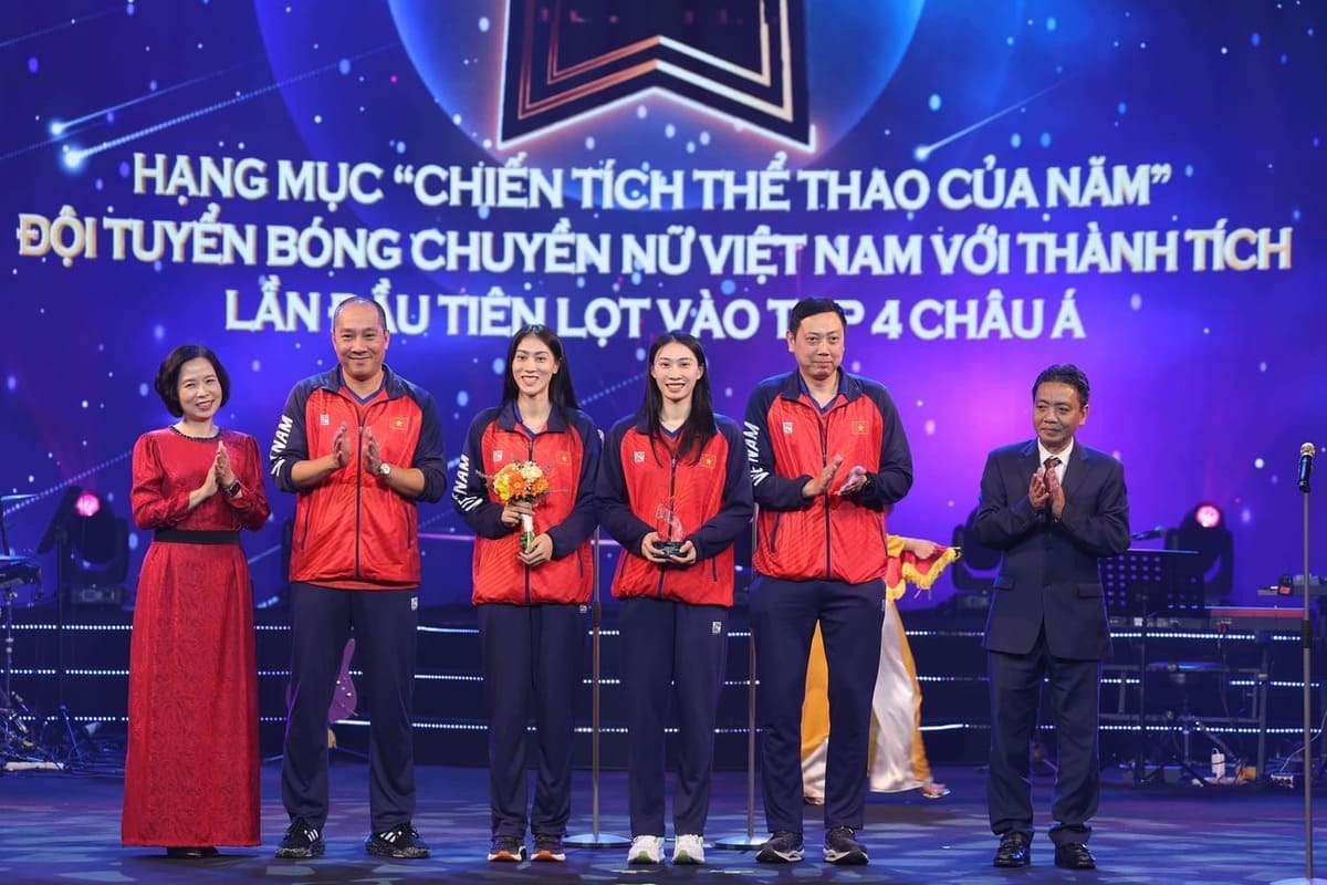 Đội tuyển bóng chuyền nữ Việt Nam nhận giải. Ảnh: Ban tổ chức