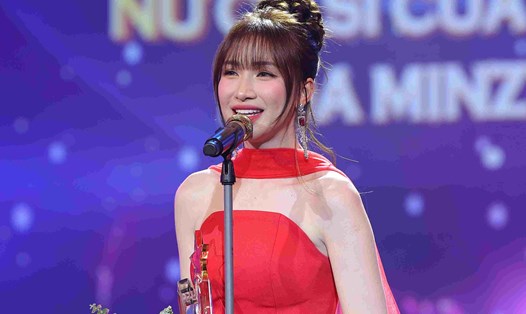 Ca sĩ Hòa Minzy thắng giải Nữ ca sĩ của năm. Ảnh: Ban tổ chức