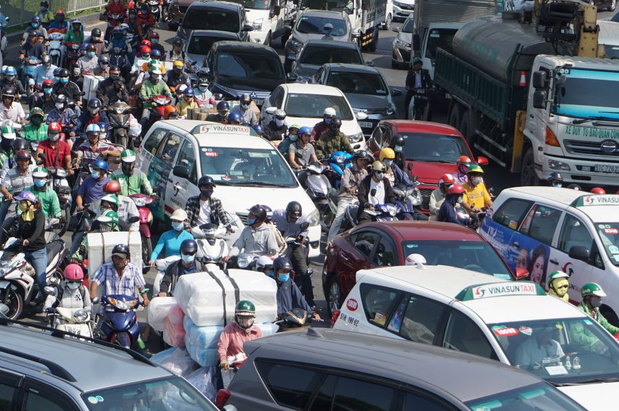 Số lượng phương tiện gia tăng nhanh chóng, trong khi hạ tầng giao thông không theo kịp dẫn đến thường xảy ra ùn tắc giao thông. Ảnh: Minh Quân