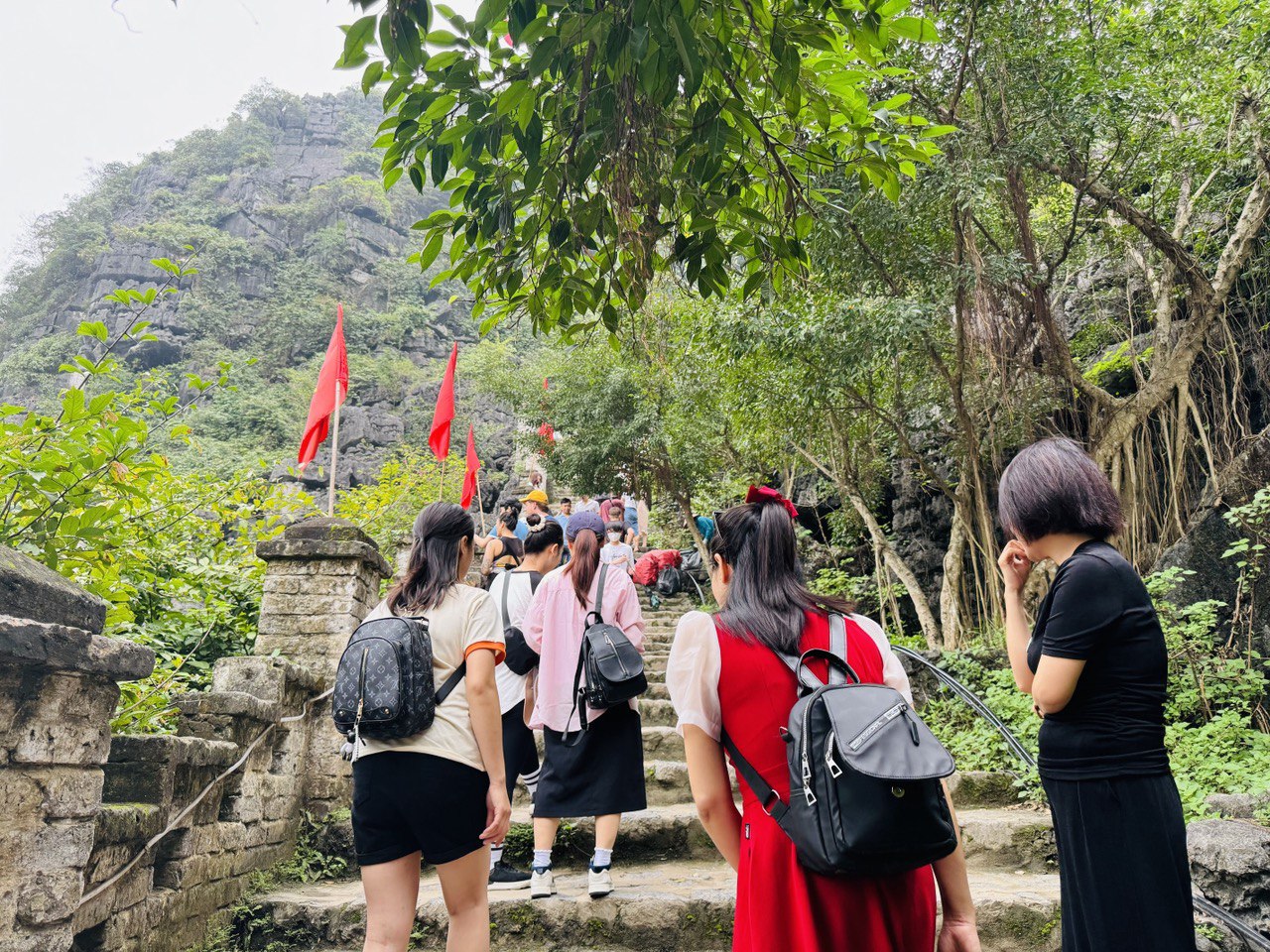 Du khách nối đuôi neo lên từng bậc thang. 