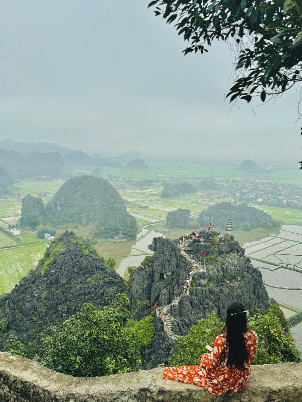 Nữ du khách chụp hình ghi lại cảnh đẹp ở Hang Múa.