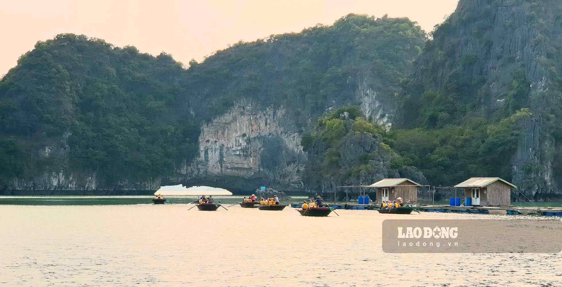 Du khách tham quan làng chài Vung Viêng. Ảnh: Nguyễn Hùng