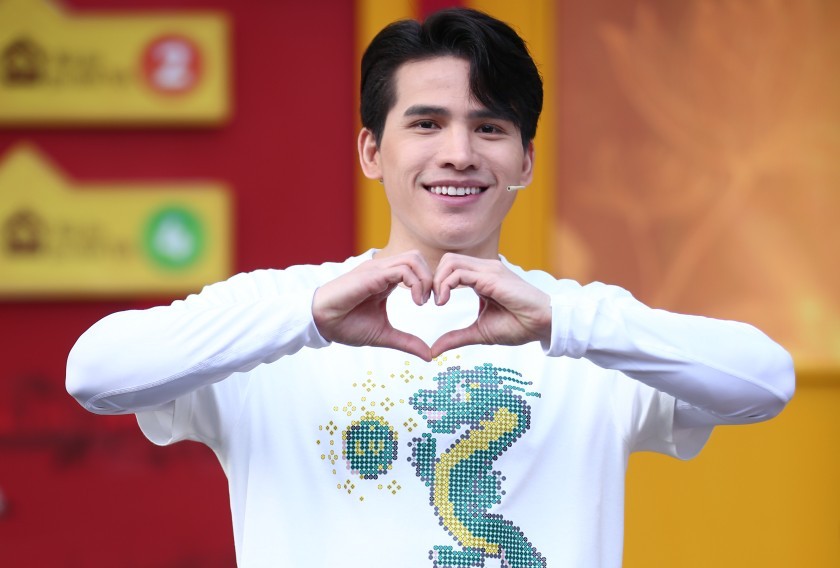 Quốc Thiên tặng tiền hỗ trợ gia đình em Thiện Đương. Ảnh: Bee