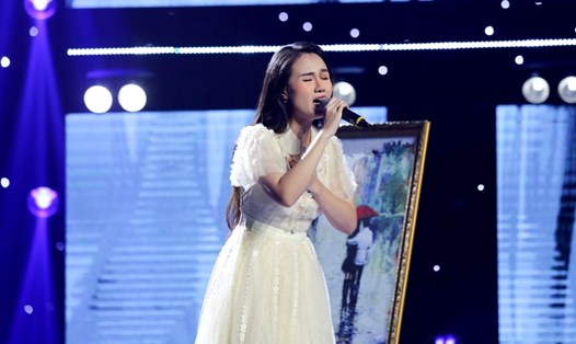 Phan Như Thùy khiến giám khảo Ngọc Ánh xúc động khi hát ca khúc Cần lắm tại chương trình "Tỏa sáng sao đôi". Ảnh: NSX