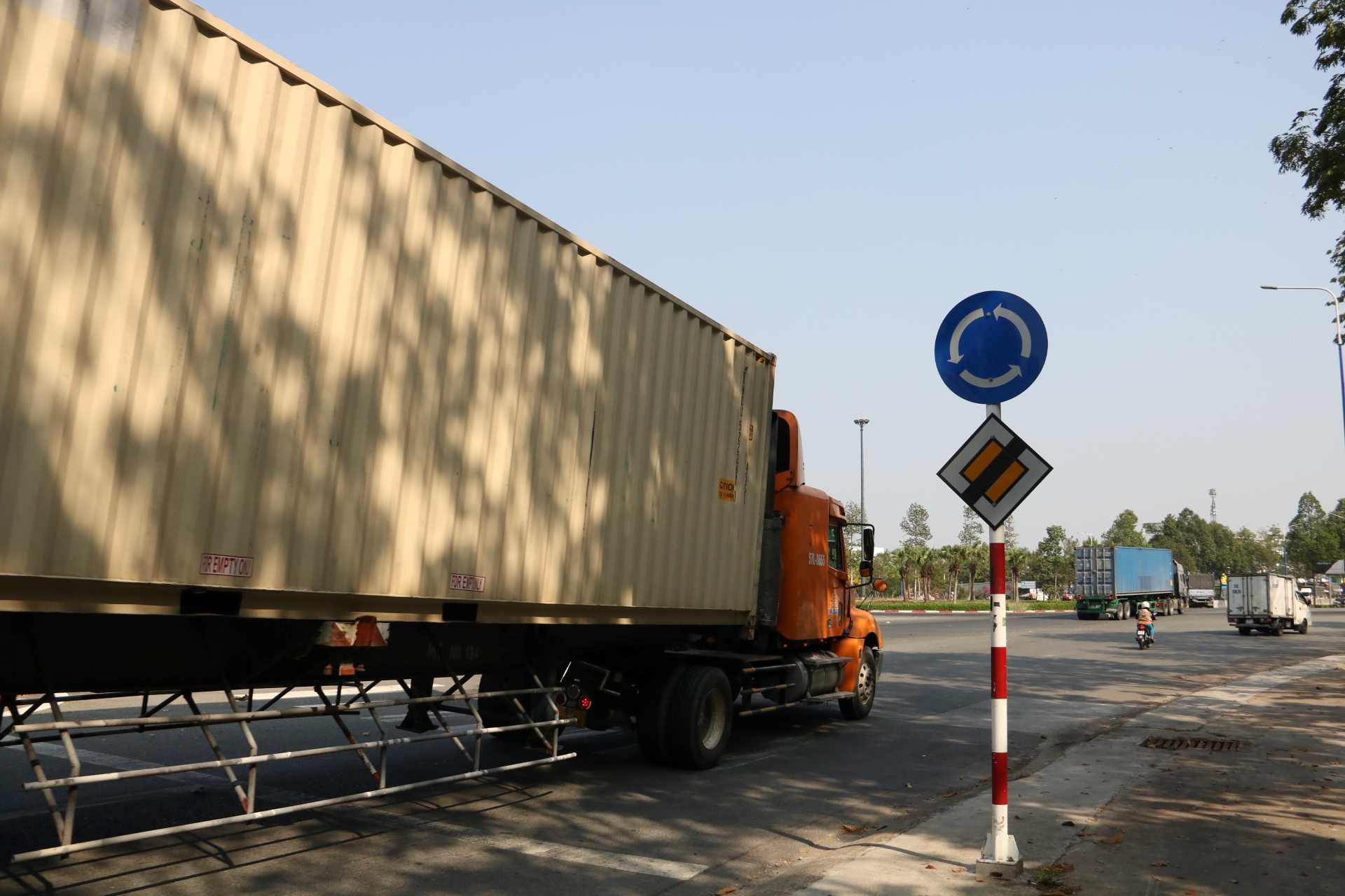 Đáng chú ý, hiện tượng lật xe tai nạn chỉ xảy ra với xe container (xe tải đầu kéo) có kích thước dài. 