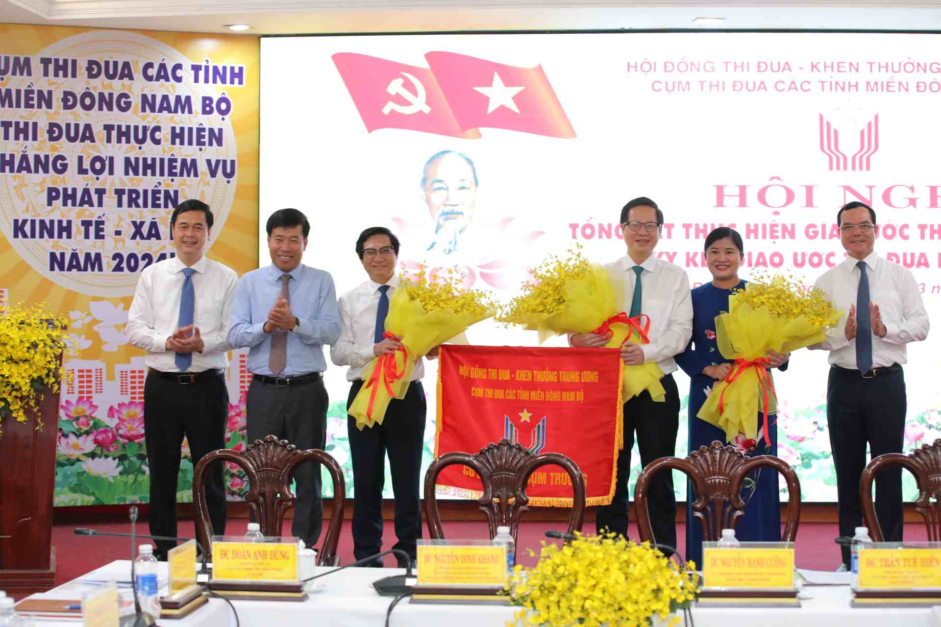 Tỉnh Bình Phước trao cờ luân lưu cụm trưởng thi đua năm 2024 cho tỉnh Bình Thuận. Ảnh: Đình Trọng