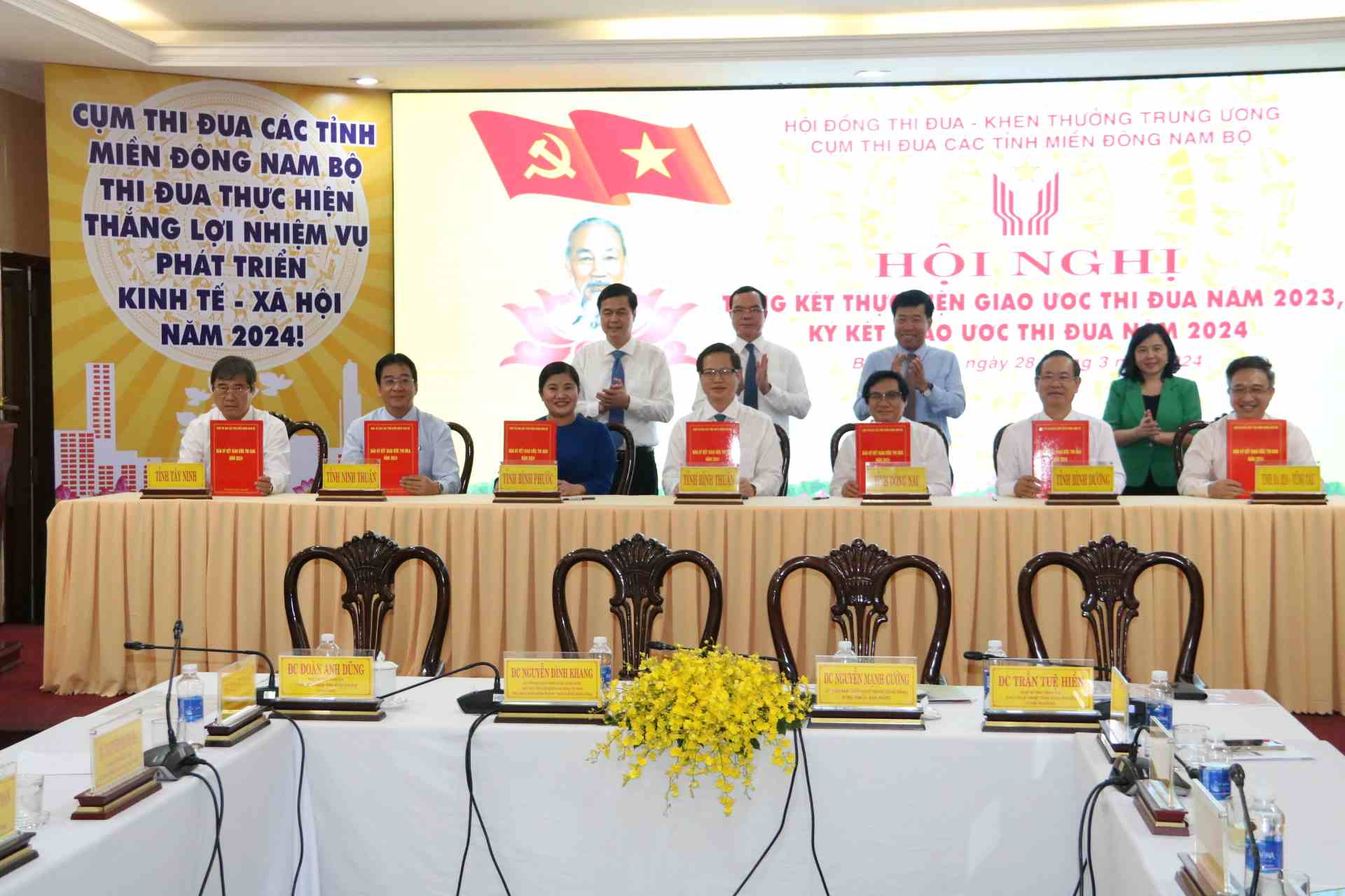 Các tỉnh Đông Nam Bộ ký giao ước thi đua. Ảnh: Đình Trọng