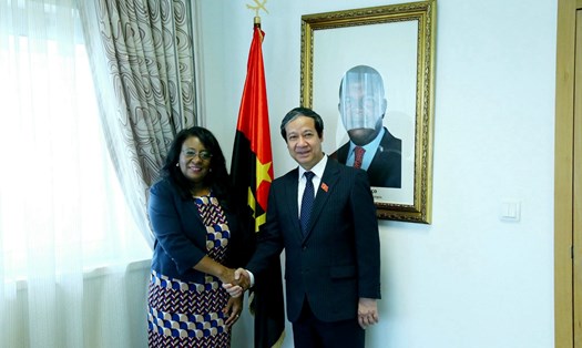 Bộ trưởng Nguyễn Kim Sơn chào xã giao bà Luísa Damião, Phó Chủ tịch Đảng Phong trào