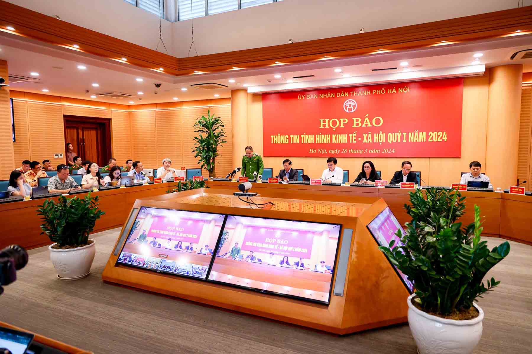 Buổi họp báo thông tin về tình hình kinh tế - xã hội của UBND TP Hà Nội. Ảnh: Phạm Đông