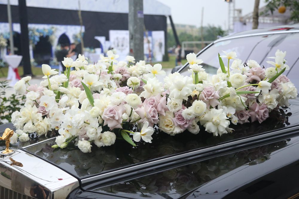 Tay cầm và đầu xe đều được trang trí hoa tươi màu trắng trang nhã.