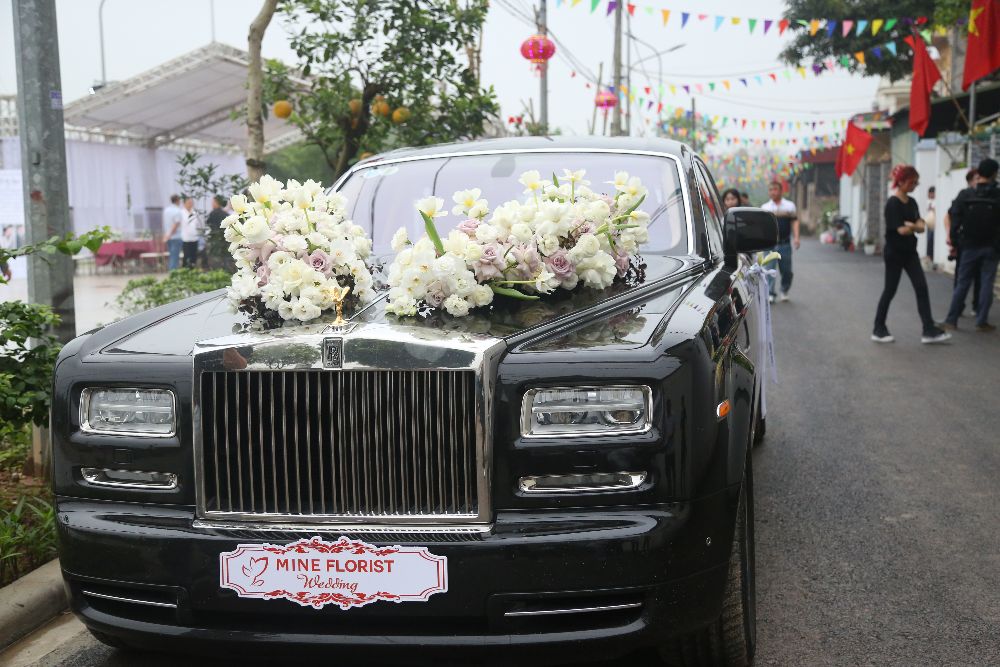 Quang Hải sử dụng chiếc xe Roll Royce trị giá 14 tỉ đồng để đón dâu.