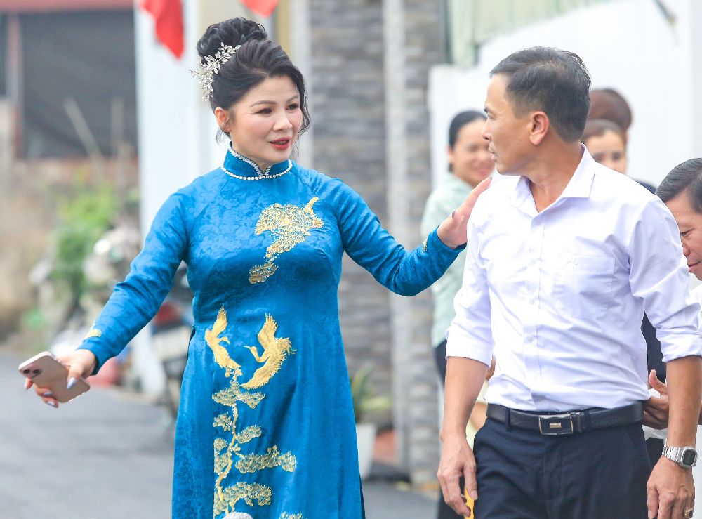 Bố mẹ của Quang Hải tất bật chuẩn bị cho lễ cưới. Quang Hải cùng gia đình sẽ rước dâu lúc 12h trưa nay, trước khi tổ chức buổi tiệc đãi khách vào buổi chiều cùng ngày.